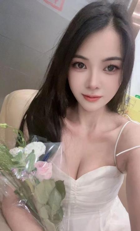 肤白蜜桃臀妹妹