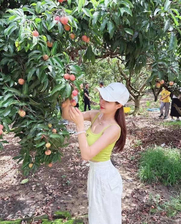 肤白蜜桃臀妹妹