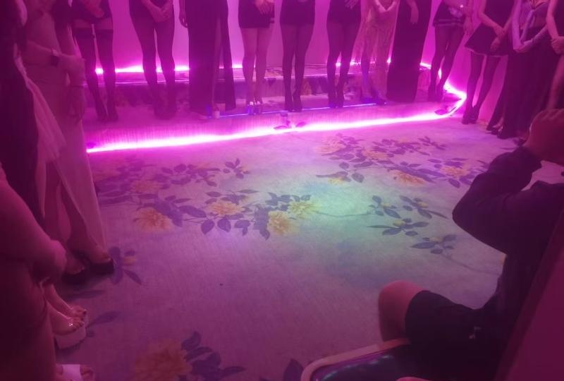 上海出击零零后大奶妹