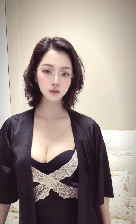 上城反差短发御姐