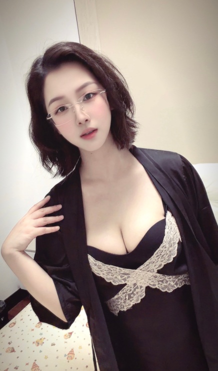 上城反差短发御姐