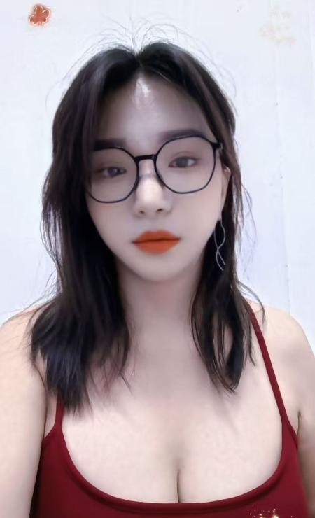 上城戴眼镜的骚妇