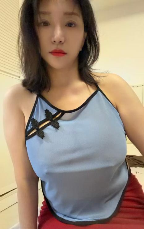 上城戴眼镜的骚妇