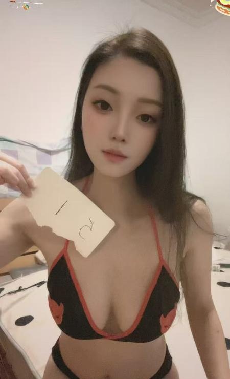 御姐风细腻肌肤美眉