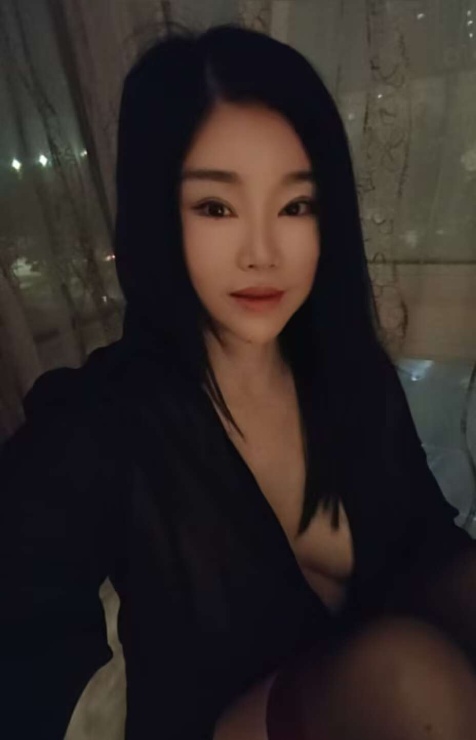 丰臀巨乳少妇