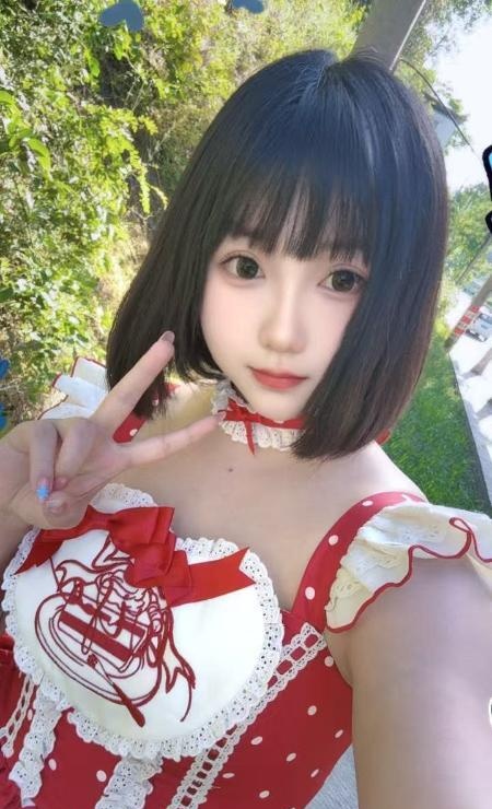 甜美短发大胸小姐姐