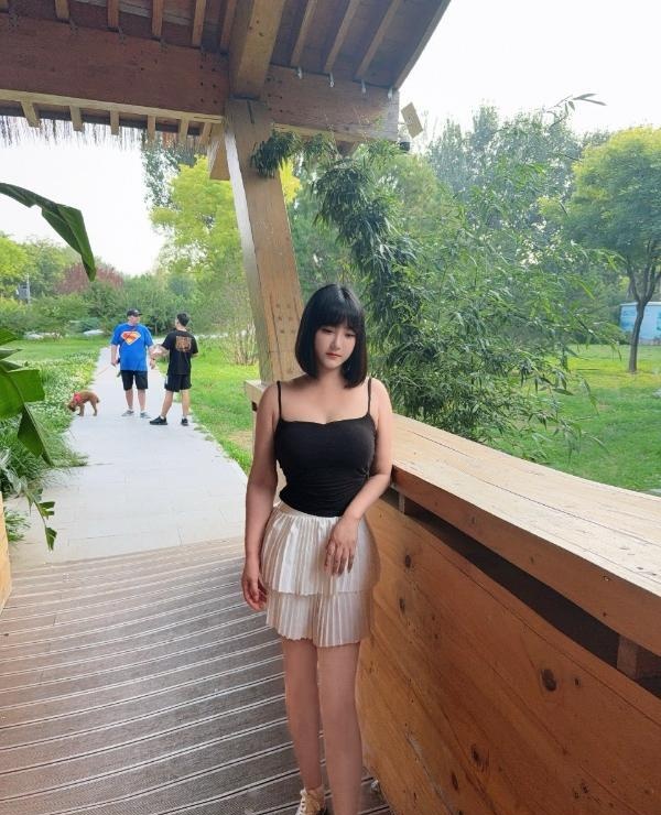 甜美短发大胸小姐姐