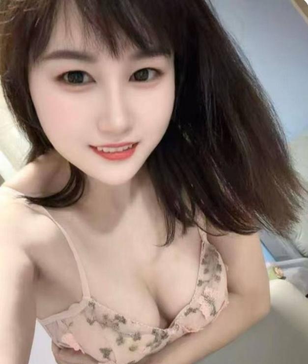 前凸后翘颜值小妹