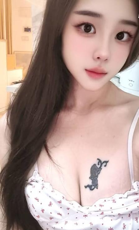 舌吻大胸露露