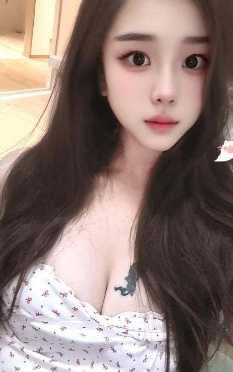 舌吻大胸露露