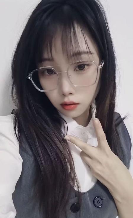 眼镜妹萌萌