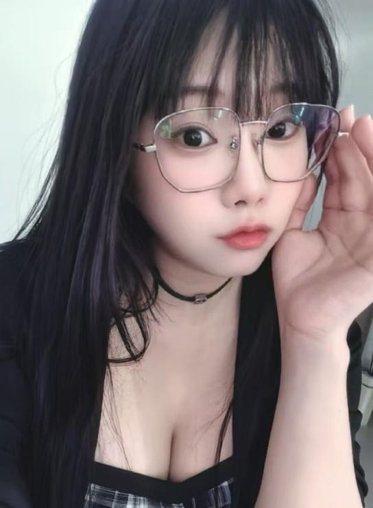 眼镜妹萌萌