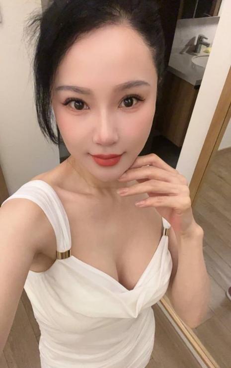 气质肤白貌美桃子