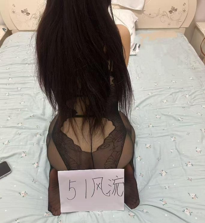 湖塘萝莉嫩妹