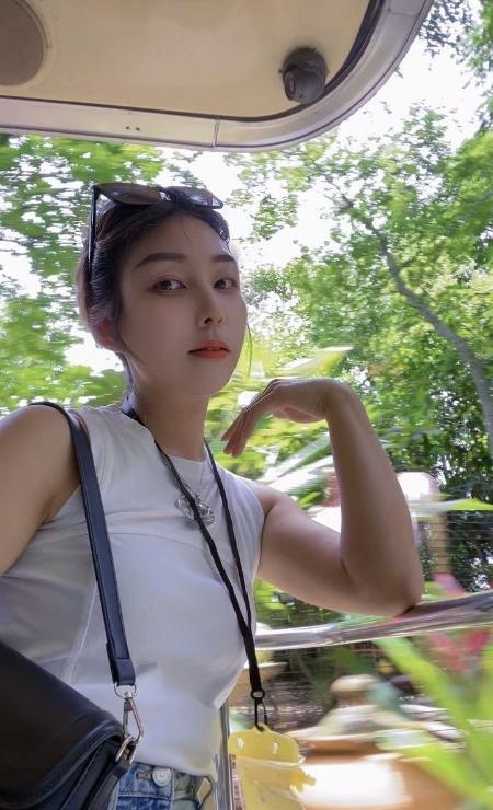 年轻苗条少妇