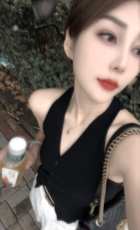 年轻苗条少妇
