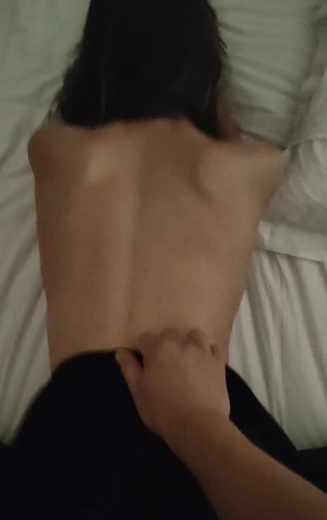 黑丝翘臀少妇