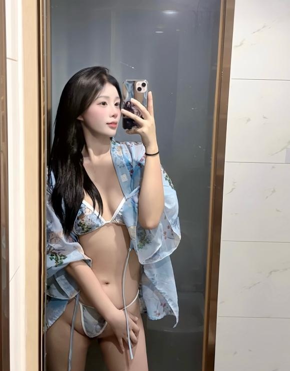 高挑性感翘臀美女