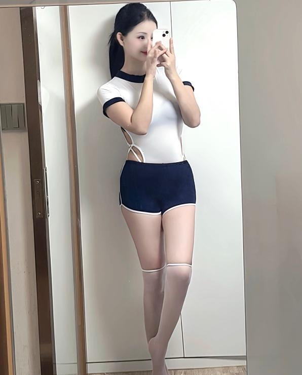高挑性感翘臀美女