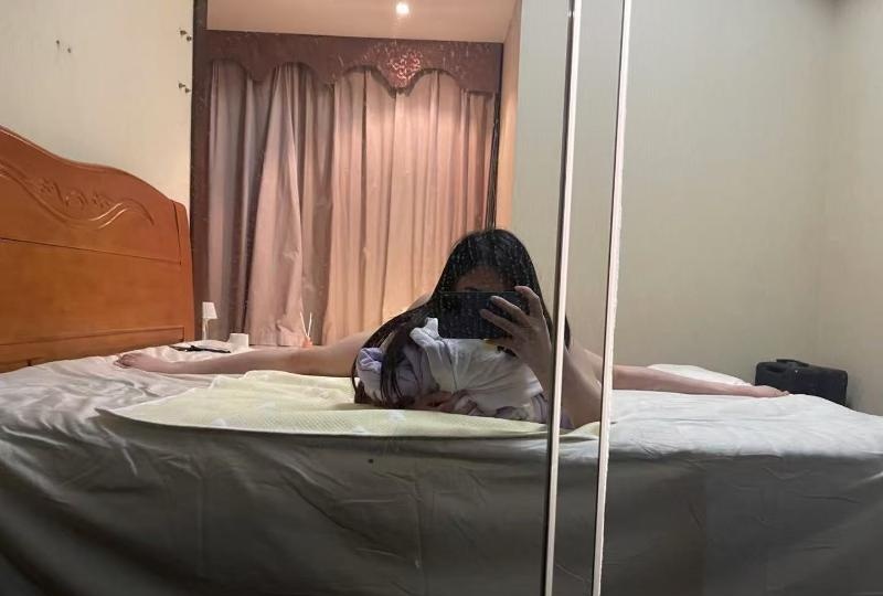 潮喷一字马少妇