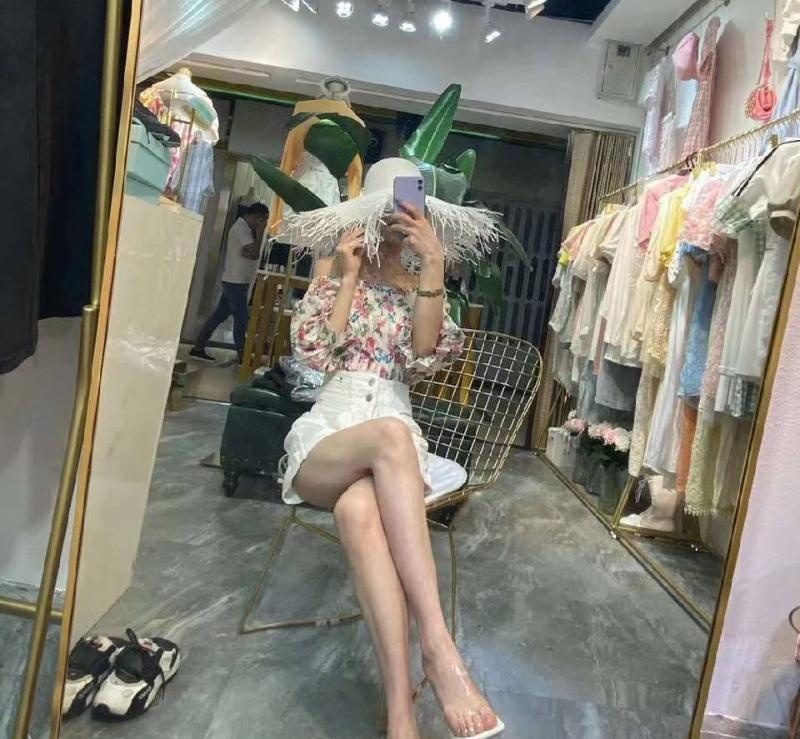 潮喷一字马少妇