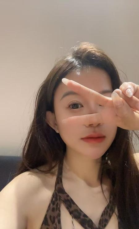 舌吻女王妞妞