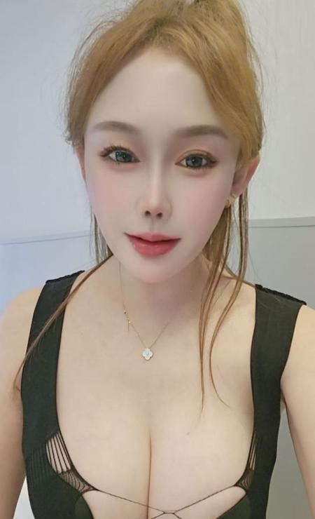 返食肤白貌美大胸妹