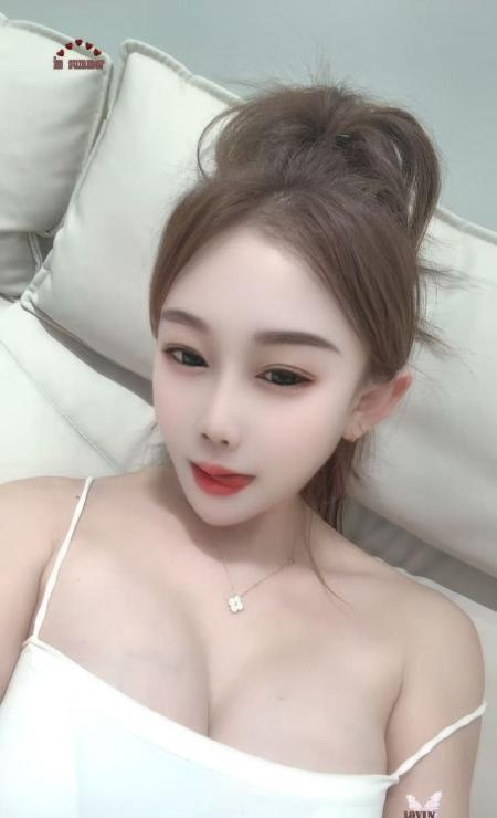 返食肤白貌美大胸妹