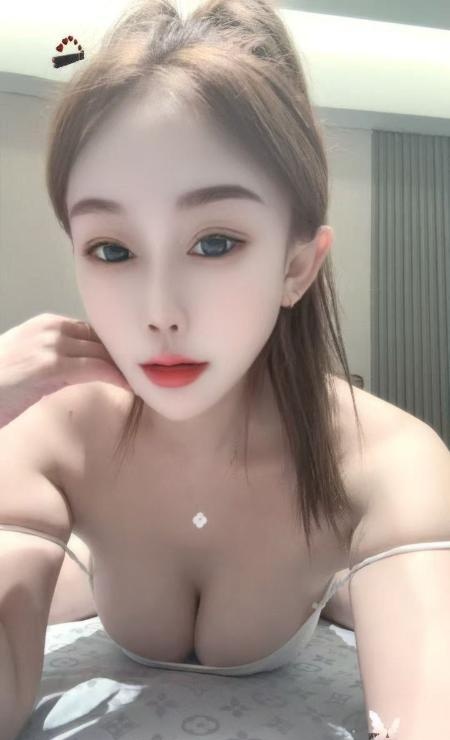 返食肤白貌美大胸妹