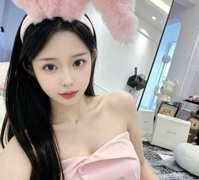 天然大胸颜值小妹