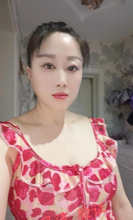 电视塔性感巨乳少妇