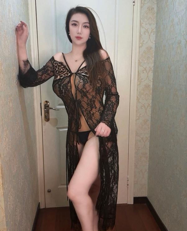 秦淮黑丝翘臀反差欲女