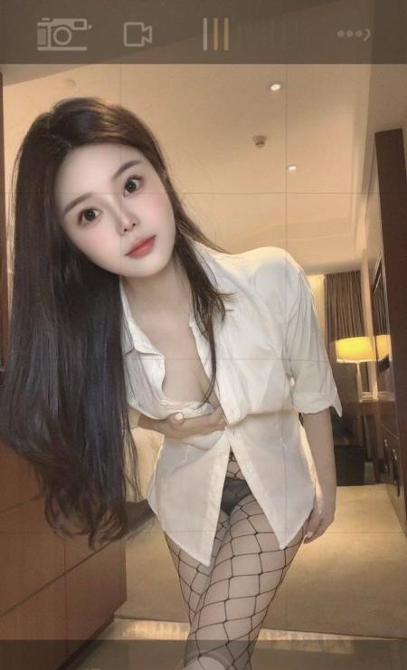 娇小玲珑肤白大胸妹子