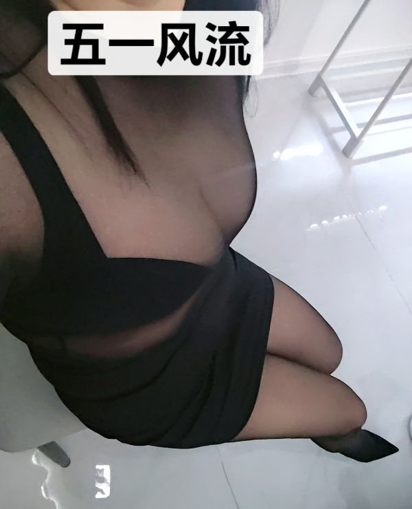 E奶肥臀骚妹