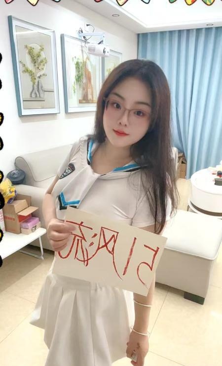 成都不限的眼镜妹