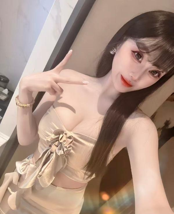 170丰满女模能舌吻