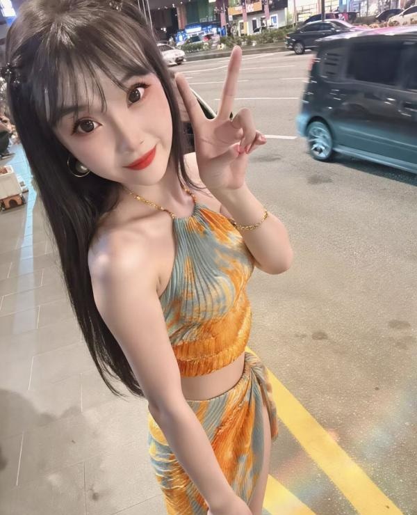 170丰满女模能舌吻