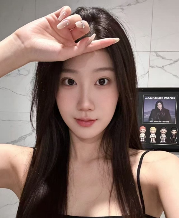 长腿大胸高颜值美女