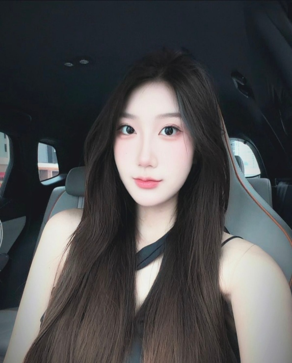 长腿大胸高颜值美女