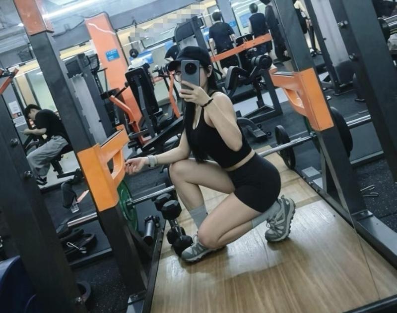 福田蜜桃臀健身教练