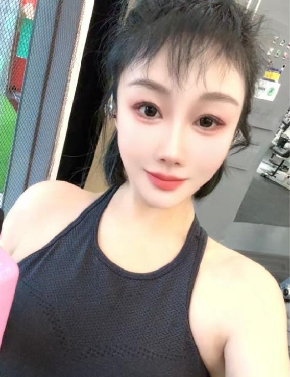 蜜桃臀兼职小姐姐