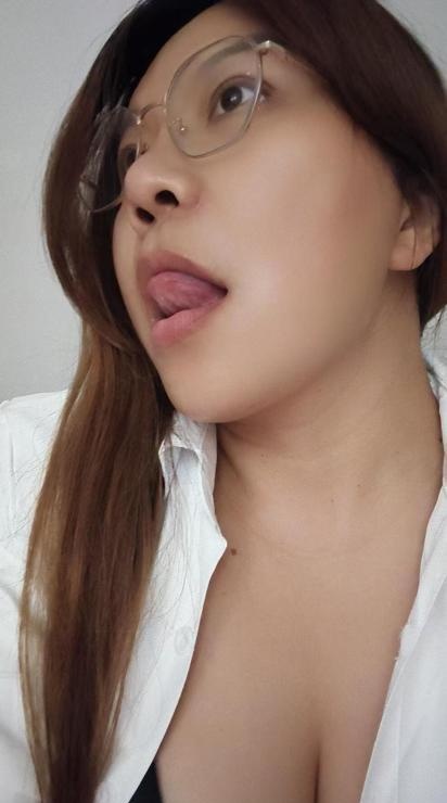 眼镜大波女