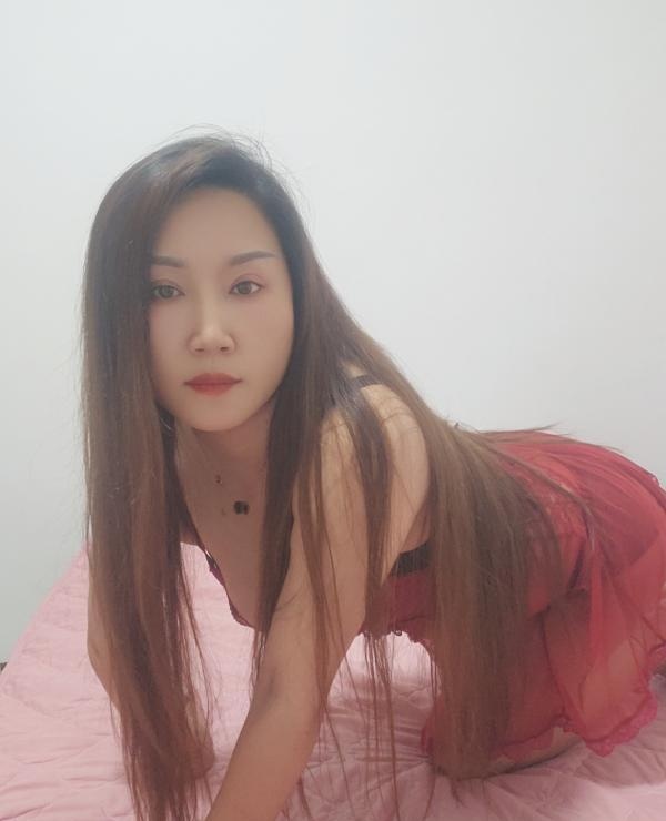 梅花园性感少妇