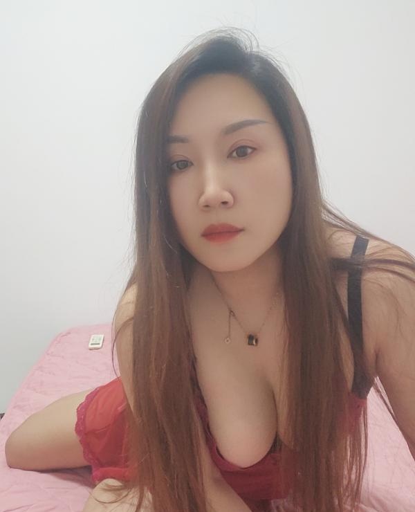 梅花园性感少妇