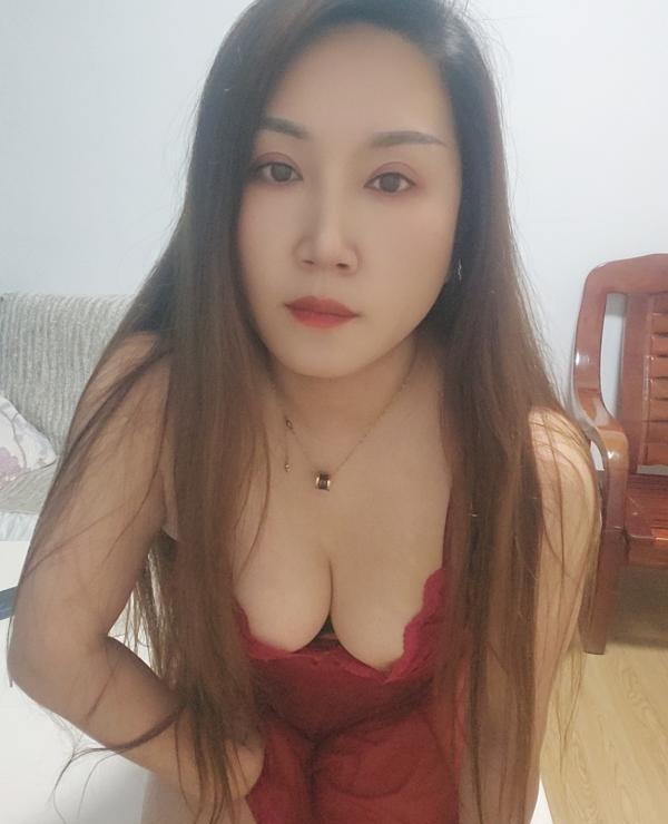 梅花园性感少妇