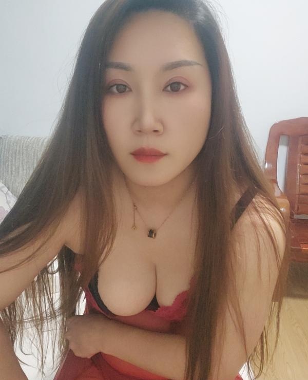 梅花园性感少妇