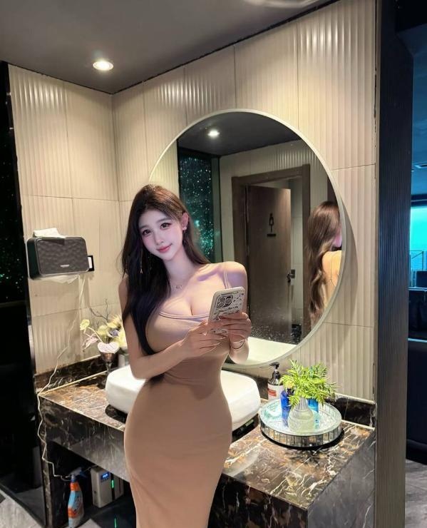高挑大长腿颜值嫩妹