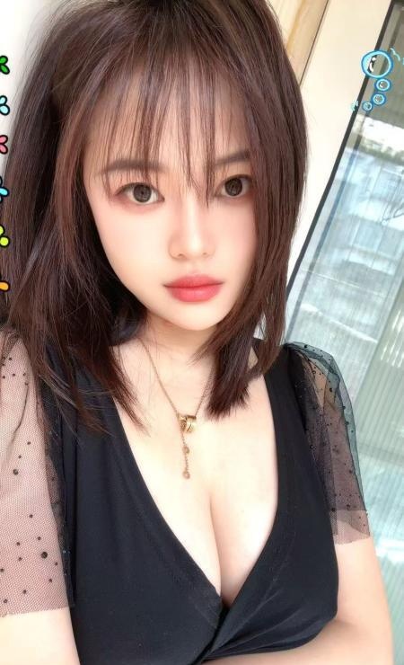 河西两骚妇双飞可舌吻