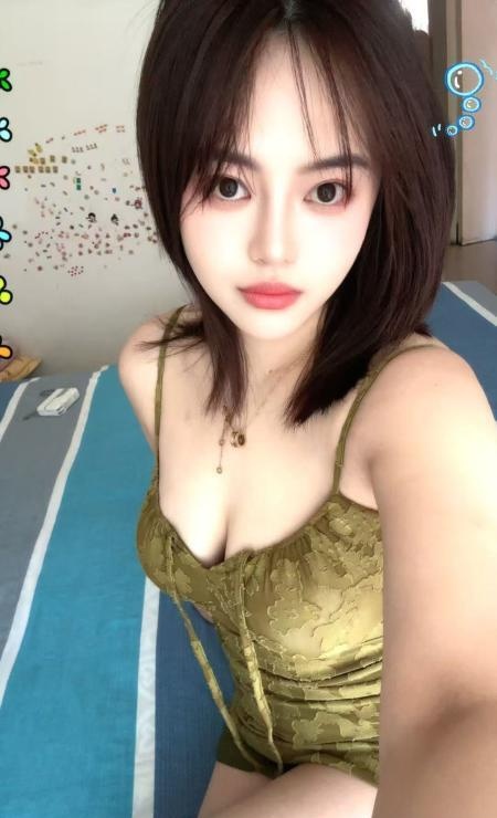 河西两骚妇双飞可舌吻