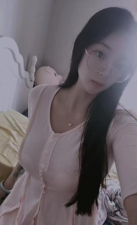 高颜中项口爆小姐姐